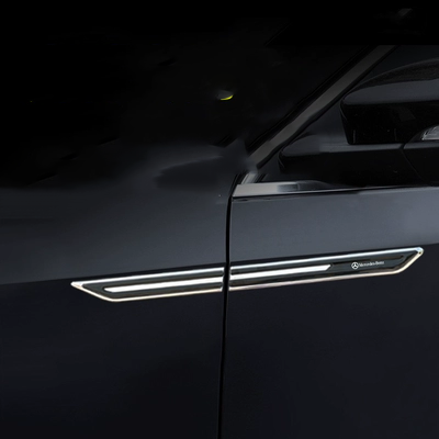 độ cốp điện xe ô tô Mercedes-Benz mới A-Class C200L CLA E300L chắn bùn bên hông tiêu chuẩn AMG chắn bùn tiêu chuẩn được sửa đổi Nhãn dán thân xe bằng kim loại tiêu chuẩn gạt mưa silicon bosch gioăng cao su nẹp kính